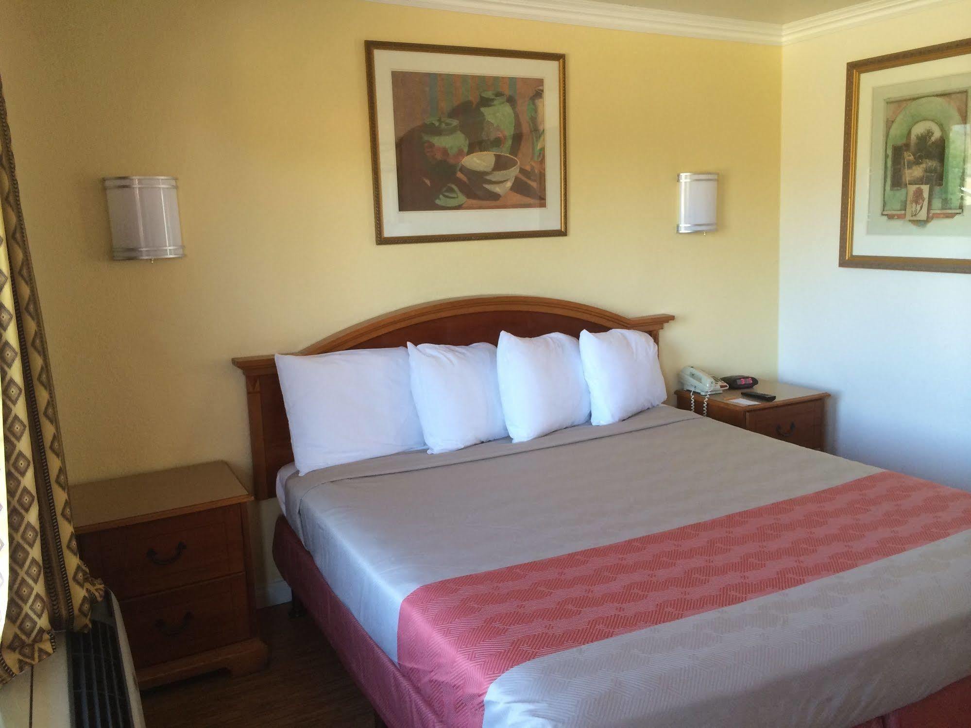 Vagabond Inn Hemet Bagian luar foto