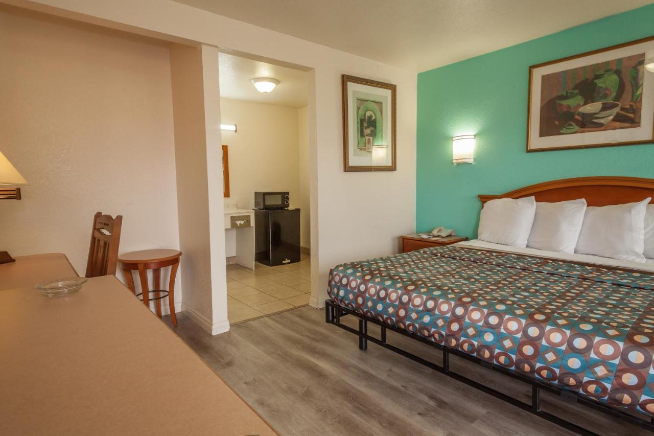 Vagabond Inn Hemet Bagian luar foto